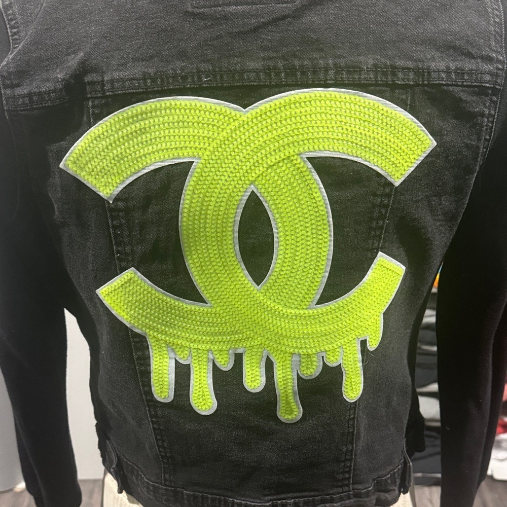 Chic Black Denim Jacket with Heart Patch - Picture 2 of 2